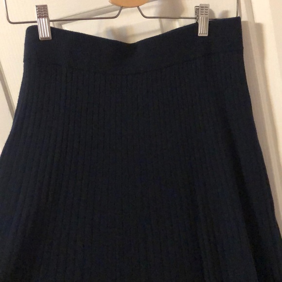 Banana Republic Pleated Midi Skirt - Navy Size M - Picture 3 of 7